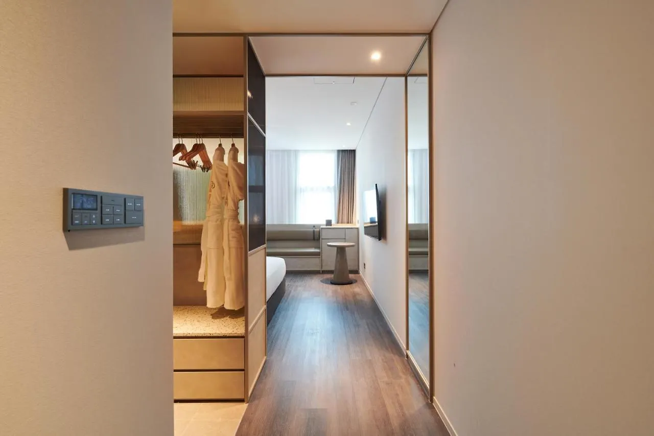 Nine Tree Premier Rokaus Hotel Seoul Yongsan 4*,
